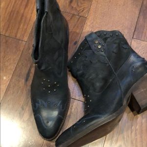 STEVE MADDEN BLACK COWBOY ANKLE BOOTS.. size fits more like 91/2…